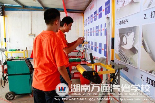 參觀賽場時 選手不時的拍下賽場的每一個精彩瞬間作為留念