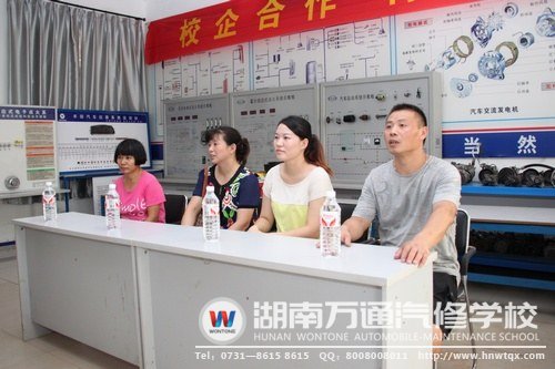 前來(lái)參加開(kāi)班典禮的家長(zhǎng)代表