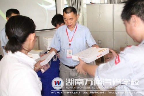 潘助理頒發(fā)平板電腦