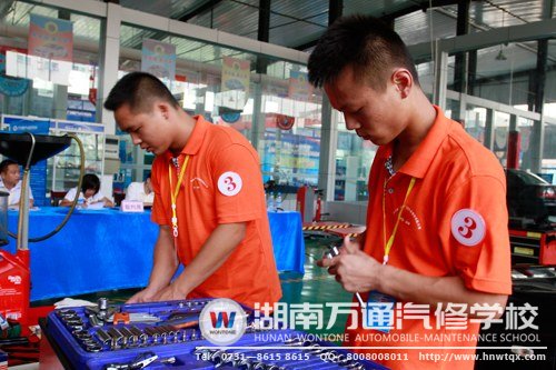 圖三:學(xué)生比賽現(xiàn)場(chǎng):用完工具及時(shí)復(fù)位 規(guī)范的操作流程