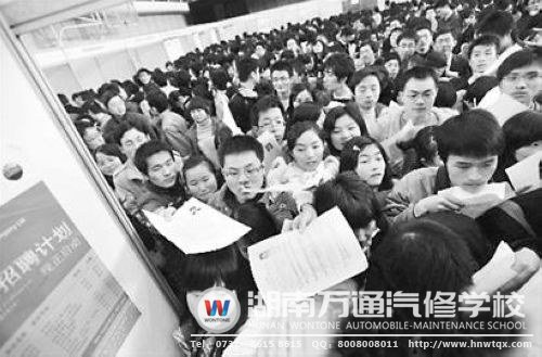 大學(xué)生擠破頭都不一定能找到好工作