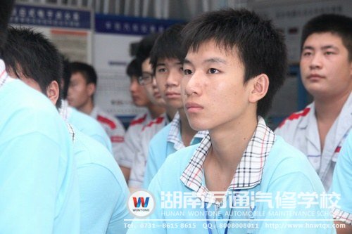 同學(xué)們認(rèn)真聆聽