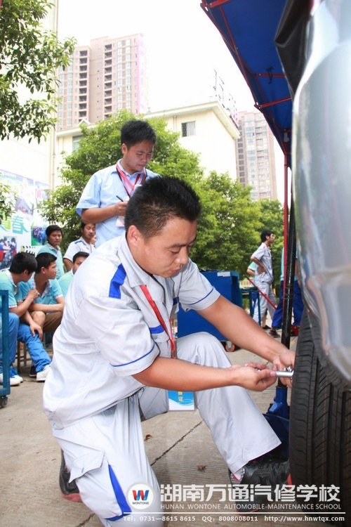 新生在技能擂臺賽初賽中表現(xiàn)自如