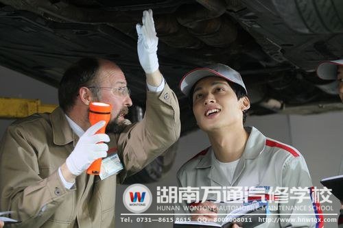 想拿高薪，就要到一所專業(yè)汽修學(xué)校進(jìn)行系統(tǒng)學(xué)習(xí)