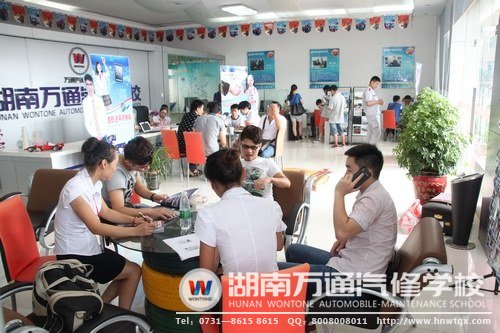 短短一個小時，咨詢中心就迎來了眾多學(xué)子來參觀報(bào)名