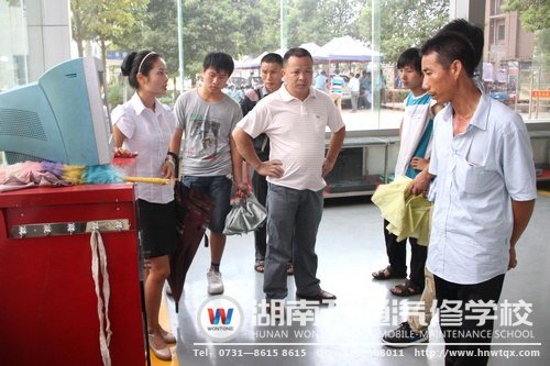 咨詢老師為學(xué)生家長介紹學(xué)校的教學(xué)設(shè)備