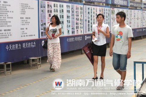 學(xué)子參觀汽車維修中心時，咨詢老師詳細(xì)講解了學(xué)校的教學(xué)模式.讓學(xué)子不用擔(dān)心學(xué)不會