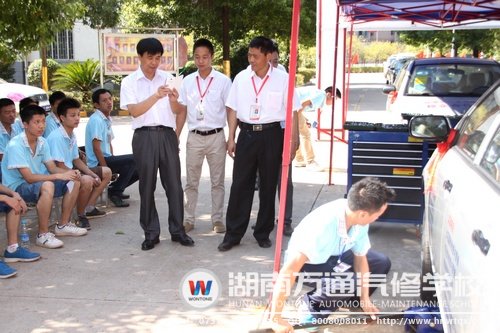 在看到湖南萬通學(xué)子的&ldquo;陽光實(shí)訓(xùn)&rdquo;活動(dòng)時(shí)，闞教授不禁拿出了手機(jī)拍照