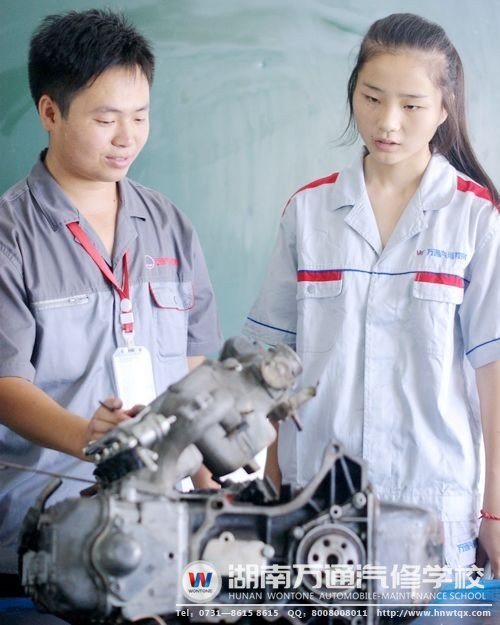 陳妞在老師的指導下，開始了&ldquo;汽修入門學習&rdquo;