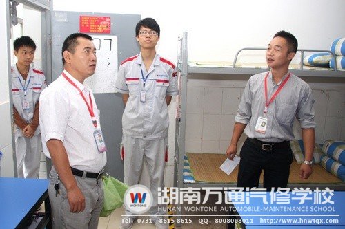 開班典禮之前，潘助理還參觀了同學(xué)們的宿舍