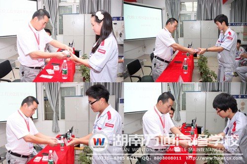 潘助理為同學(xué)們頒發(fā)&ldquo;成才獎(jiǎng)學(xué)金&rdquo;