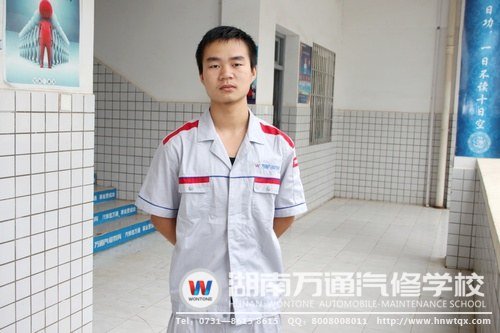 考上二本的曾一峰沒有去讀大學(xué)，而是選擇了學(xué)汽修