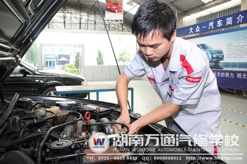 曾一峰操作起來(lái)有條不紊