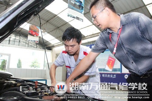 曾一峰來(lái)到了湖南萬(wàn)通，在老師的指導(dǎo)下汲取實(shí)用的汽修技能