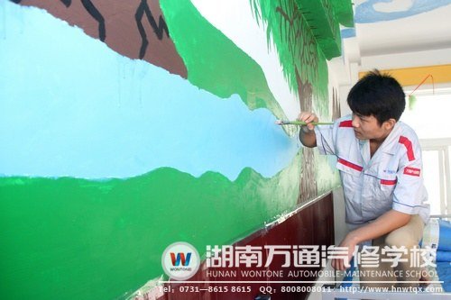 潛心創(chuàng)作中的龔凱