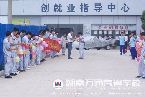 一大清早，同學(xué)們就自發(fā)組織了&ldquo;祝福長廊&rdquo;