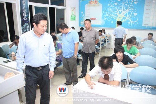 機(jī)動(dòng)車(chē)維修從業(yè)資格證考試得到了學(xué)校的高度重視