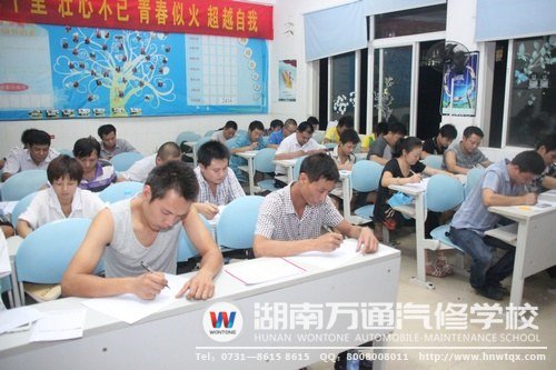 考場(chǎng)內(nèi)，考生答題一絲不茍