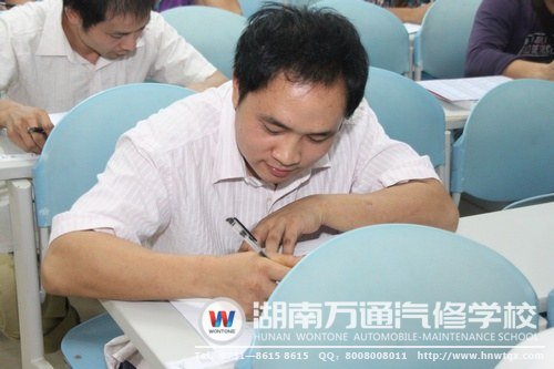 考生們掌握了扎實(shí)的技能知識(shí)，答起題來(lái)胸有成竹！