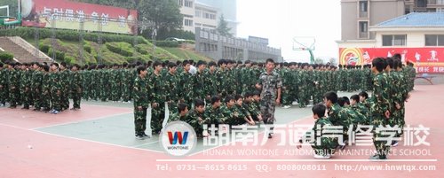 新生們在教官的指導(dǎo)下認(rèn)真訓(xùn)練！