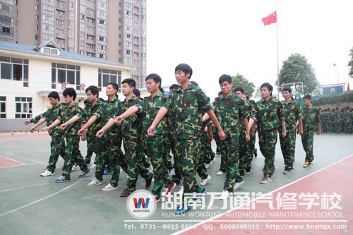 訓(xùn)練場上一角，新生們開始