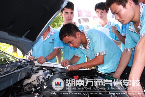 湖南萬通老師正在指導(dǎo)學(xué)生學(xué)習(xí)汽車檢測儀器的使用方法