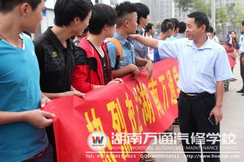 潘助理鼓勵(lì)學(xué)子們?cè)趯?shí)習(xí)中&ldquo;爭(zhēng)當(dāng)優(yōu)秀汽修人&rdquo;！