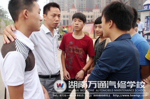 臨行之際，班主任對(duì)學(xué)子們寄予祝福