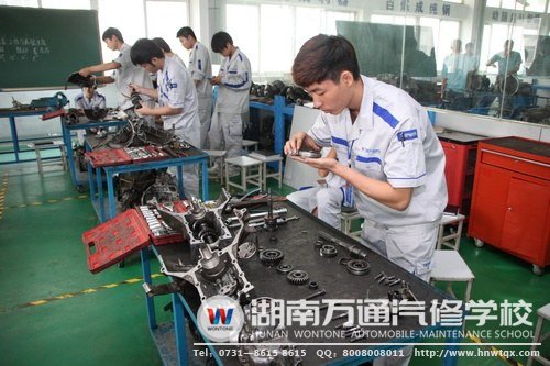 三教三訓(xùn)中的專業(yè)教育,讓萬通學(xué)子掌握汽修真技能