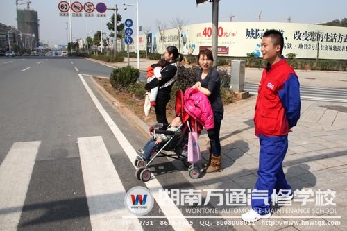 湖南萬通學子爭當&rdquo;雷鋒少年&rdquo;，凸顯學校德育文化成果