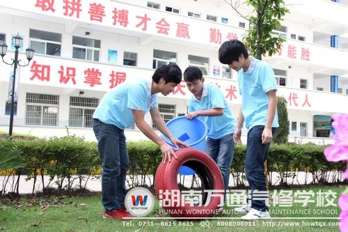 湖南萬通學子自發(fā)清洗輪胎