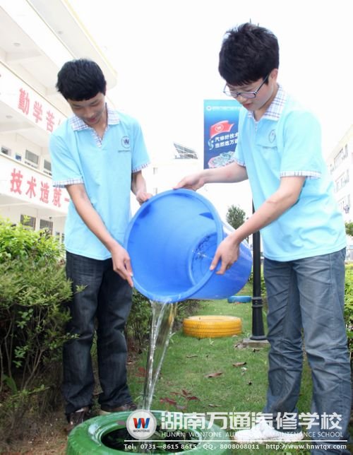 悉心照顧學校里的一草一木