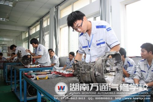 張升超與其他同學(xué)的拆裝比賽