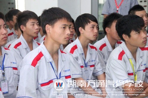 同學們認真聽取彭老師的建議