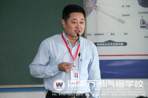 葛校長講課深入淺出，一字一句都飽含了對(duì)新生學(xué)子的期望