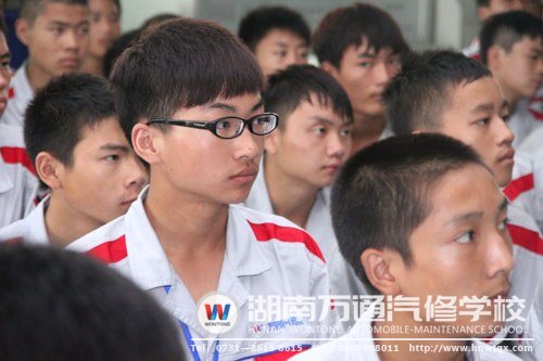 新生學(xué)子認(rèn)真聆聽葛校長的真知灼見