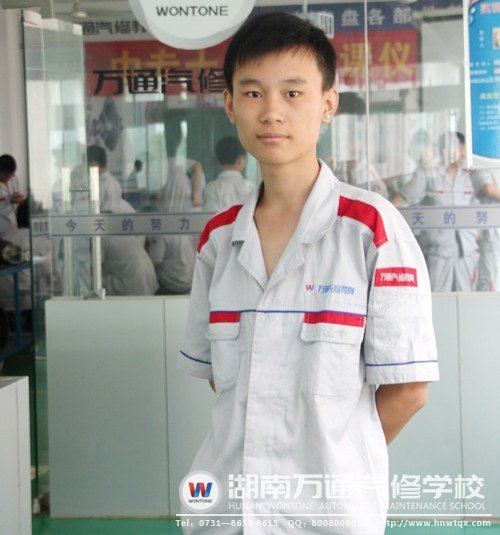 與軍訓(xùn)中的颯爽英姿相比，鄧子威在學(xué)習(xí)中顯得溫文爾雅