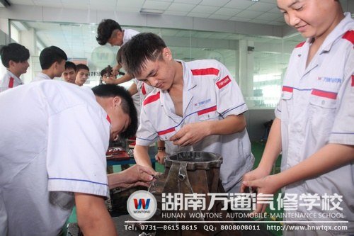 張森（中）與班上同學(xué)互助協(xié)作，建立起了深厚的友誼