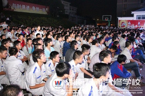 精彩的節(jié)目吸引了觀眾們的目光！