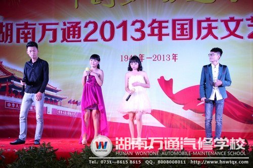 萬(wàn)通帥哥美女共同演唱《相親相愛》