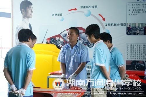 湖南萬(wàn)通學(xué)子在老師的指導(dǎo)下，學(xué)好每一個(gè)階段的技能