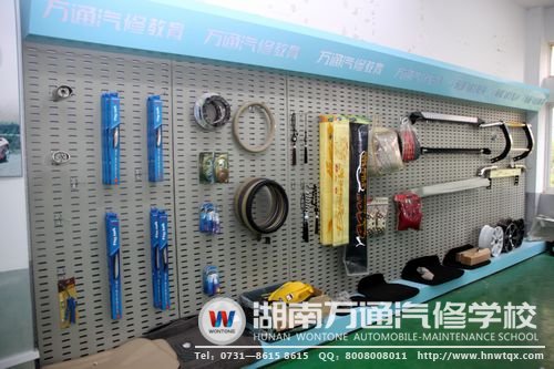 汽車美容工具一應(yīng)俱全，確保學(xué)生有充足的操作機(jī)會