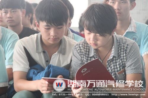 學(xué)子正在仔細(xì)閱讀國合快車的企業(yè)簡介