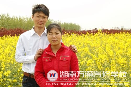 在《少年的逆襲》中，謝宏波苦學(xué)汽修，只為給媽媽好生活