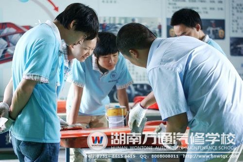 湖南萬(wàn)通老師手把手教給學(xué)子專業(yè)的汽車美容技能