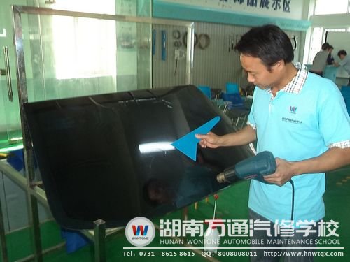 黃明林在學習汽車貼膜課程