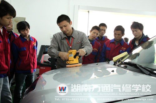湖南萬通汽車美容專業(yè)教師手把手教學(xué)