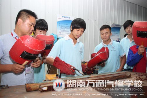 萬通學(xué)子在老師的指導(dǎo)下進行電焊實操