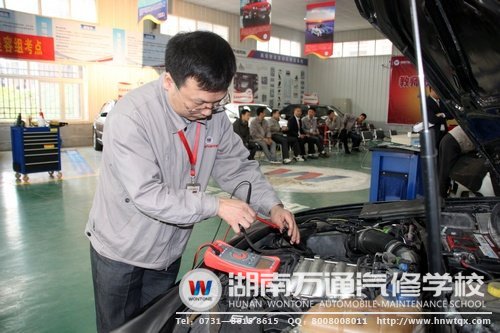 有條不紊，一絲不茍，老師們嚴(yán)謹(jǐn)?shù)慕虒W(xué)作風(fēng)引起各位裁判員的好評！