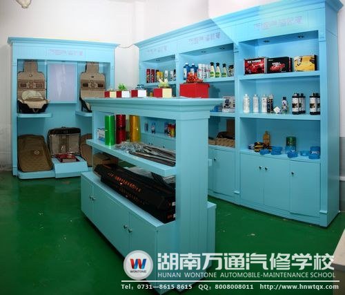 湖南萬(wàn)通擁有齊全的汽車美容實(shí)訓(xùn)工具，滿足學(xué)子們的操作需求